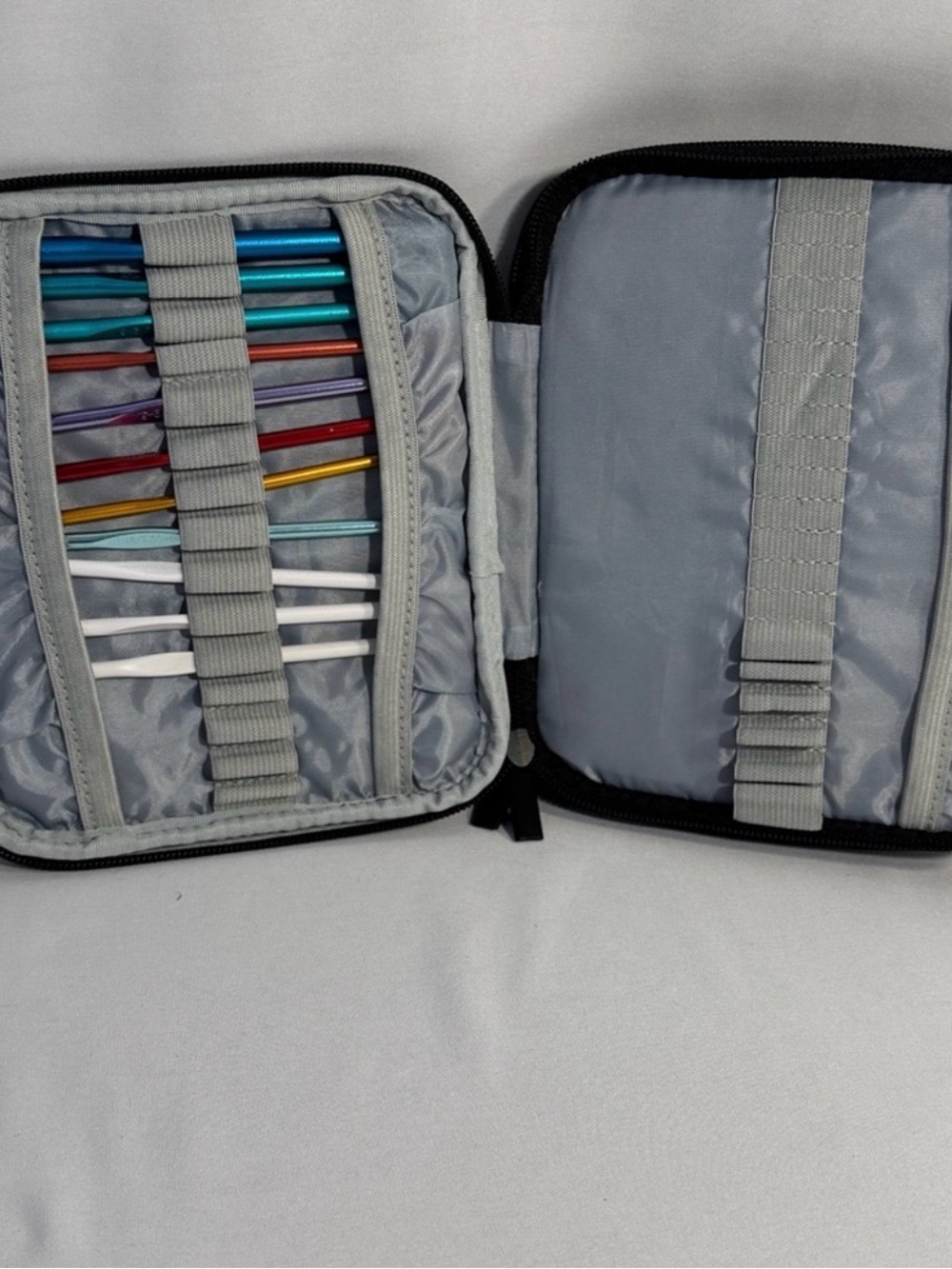 Crochet case with supplies - Picture 3 of 8